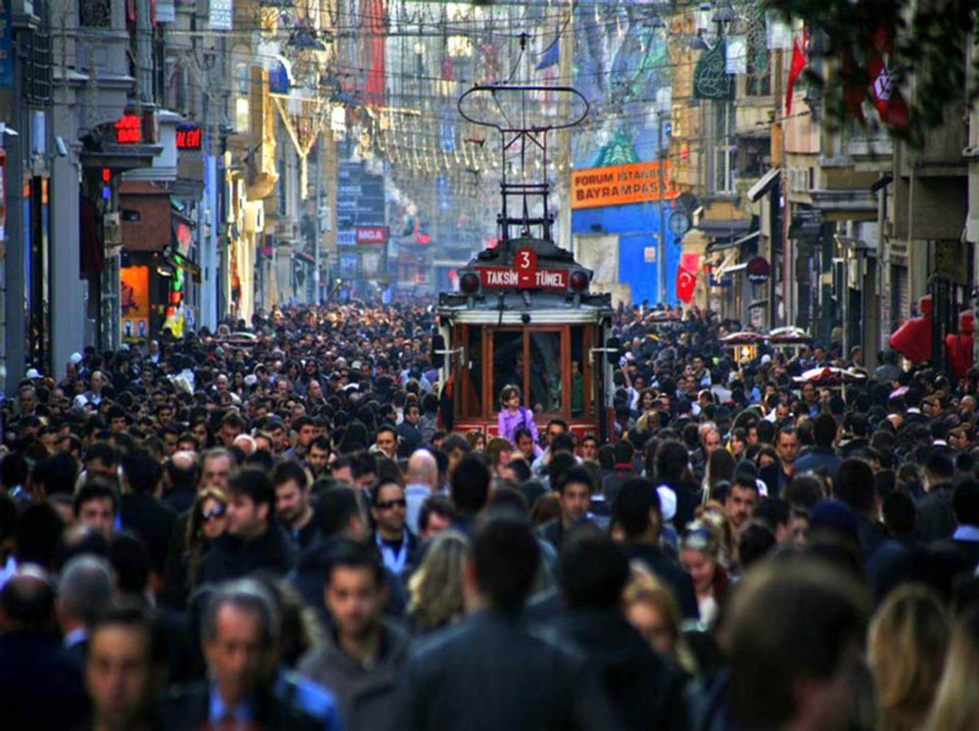 شلوغی خیابان استقلال و تجمع گردشگران اطراف تراموا