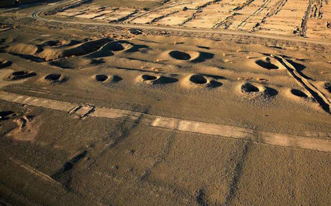 عکس هوایی از چاه های عمودی یک قنات