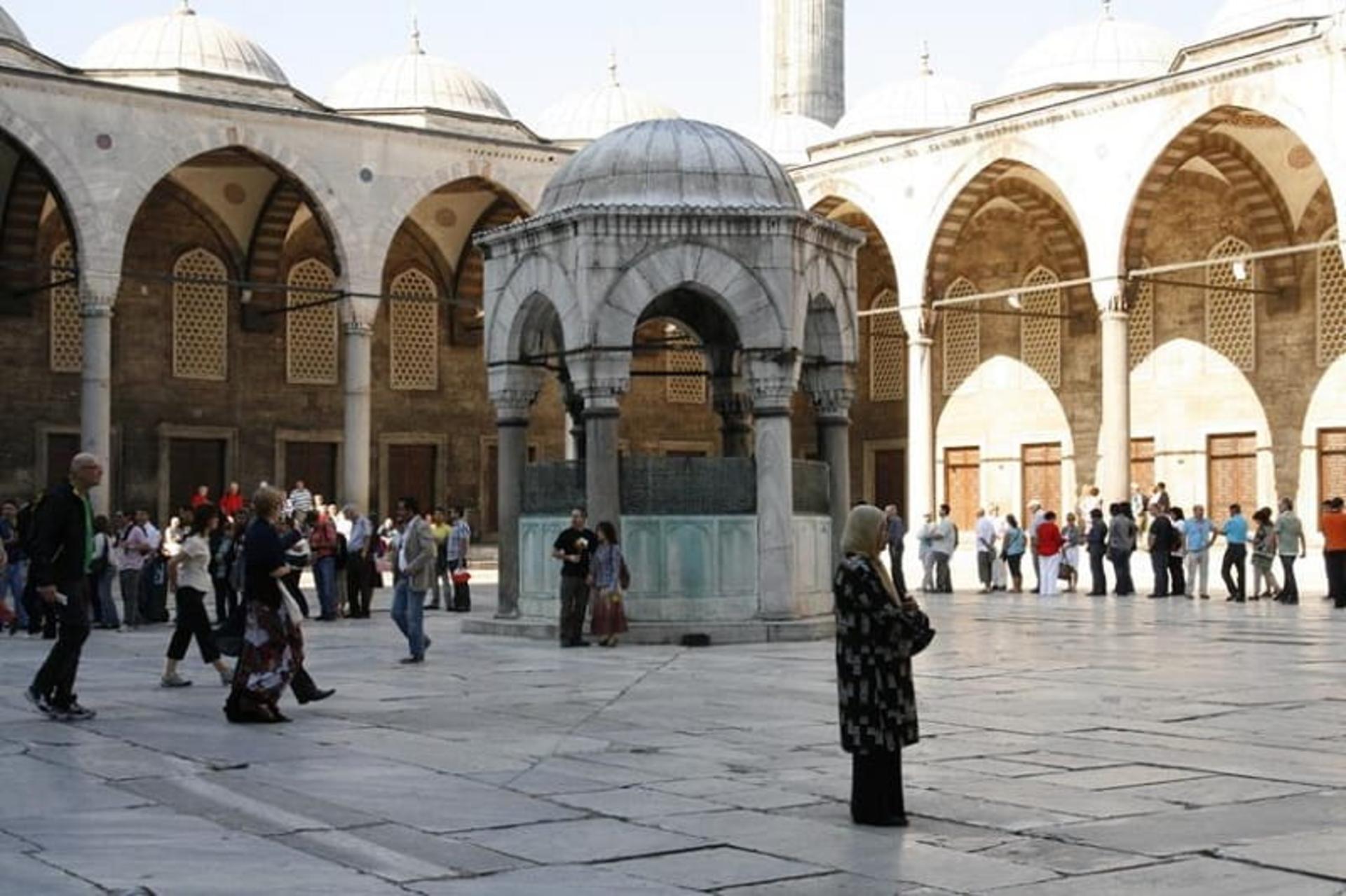 حیاط مسجد آبی