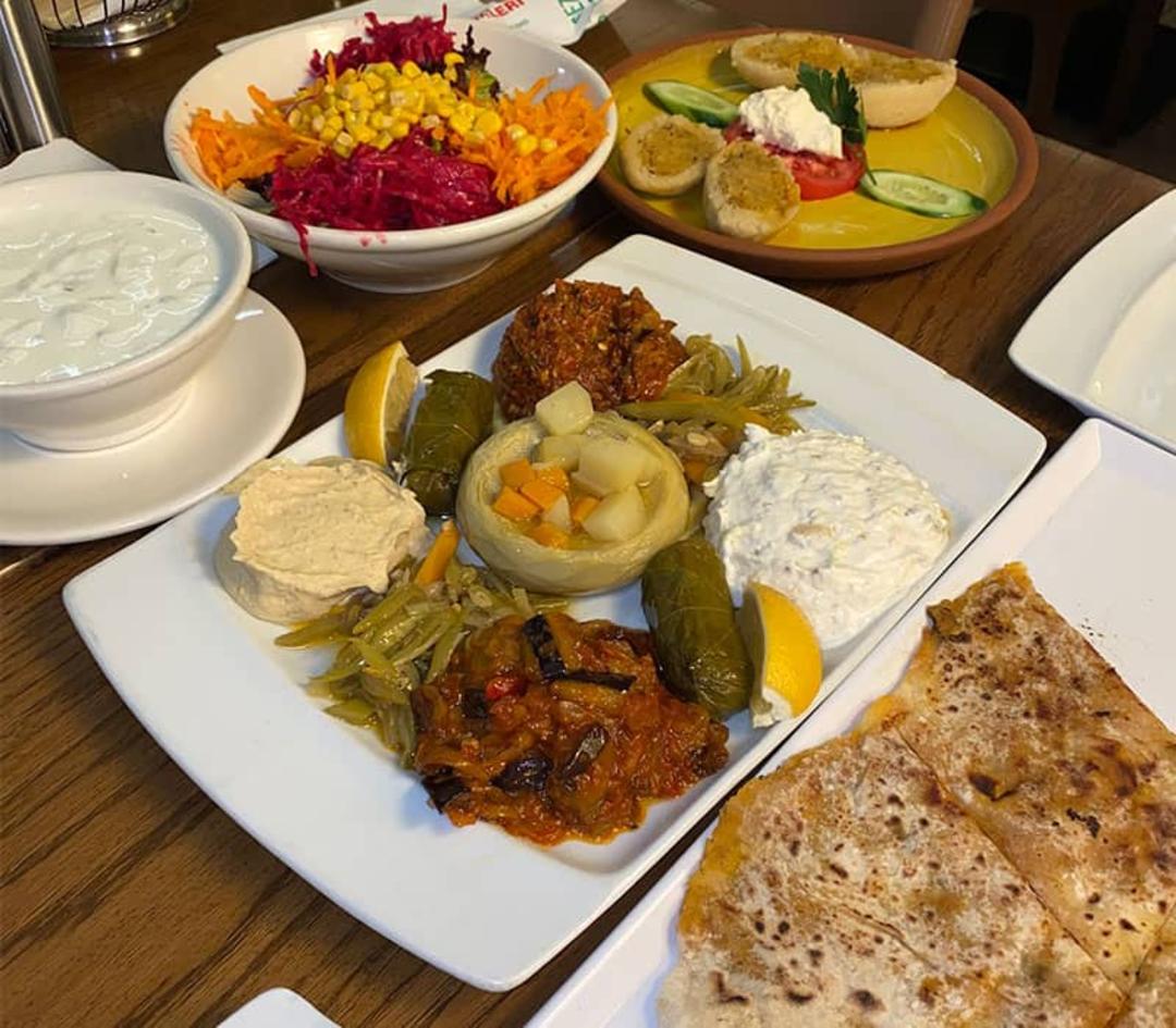 میز غذا با سالا و نان