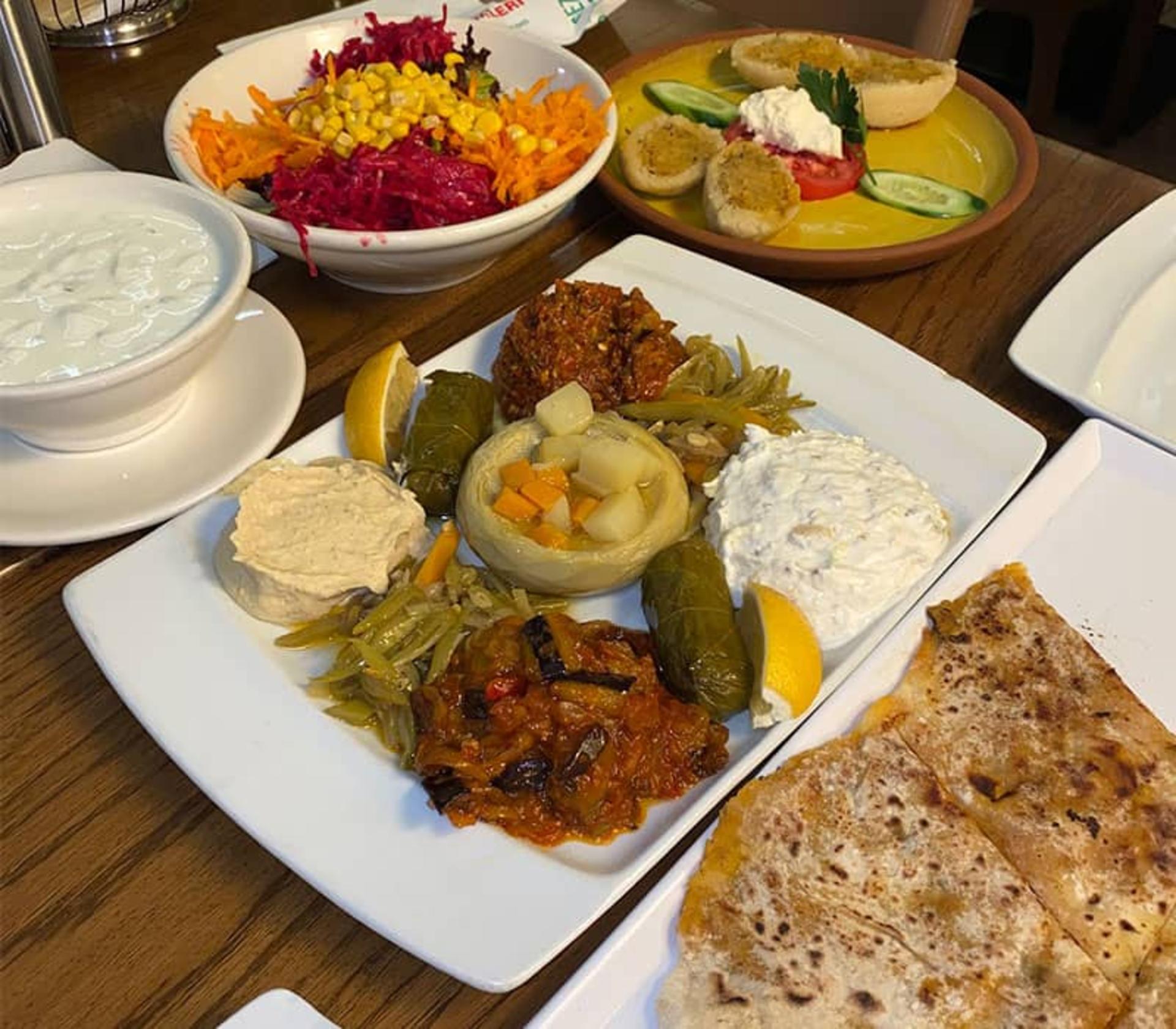میز غذا با سالا و نان