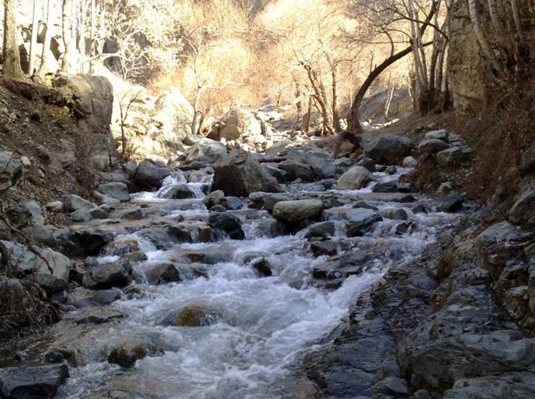 رودخانه دارآباد با شدت زیاد میان سنگ ها