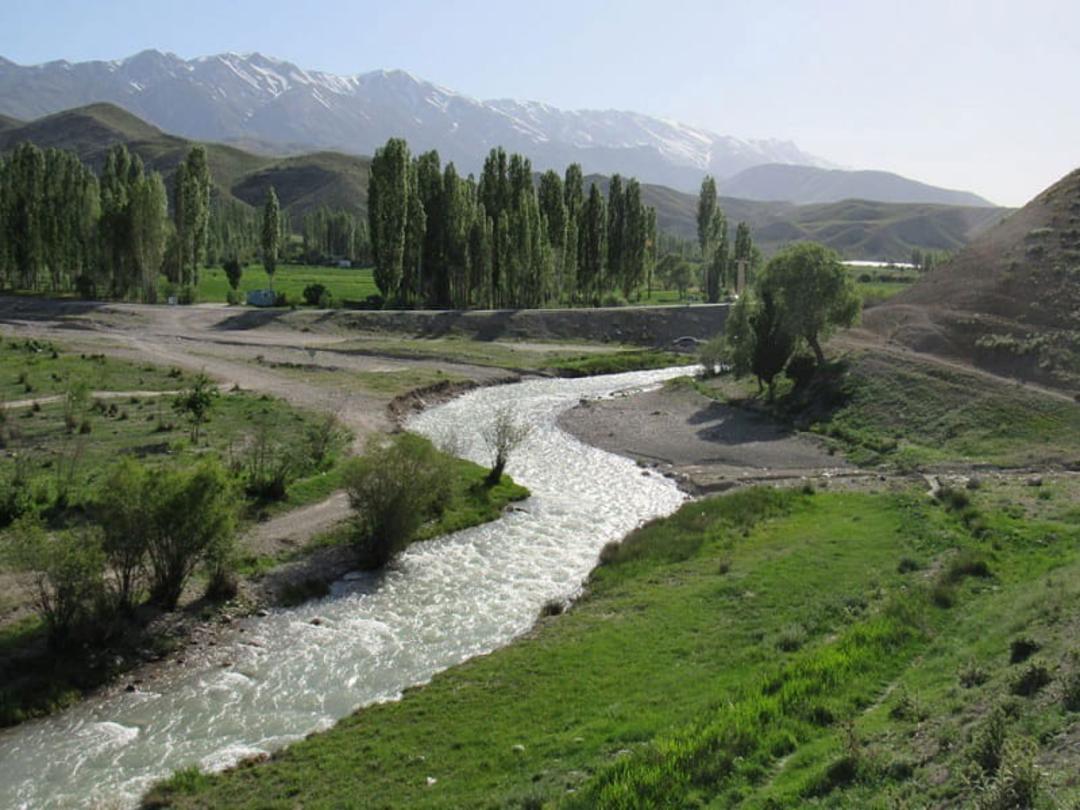 رودخانه نمرود میان درختان سبز و دشت های سرسبز