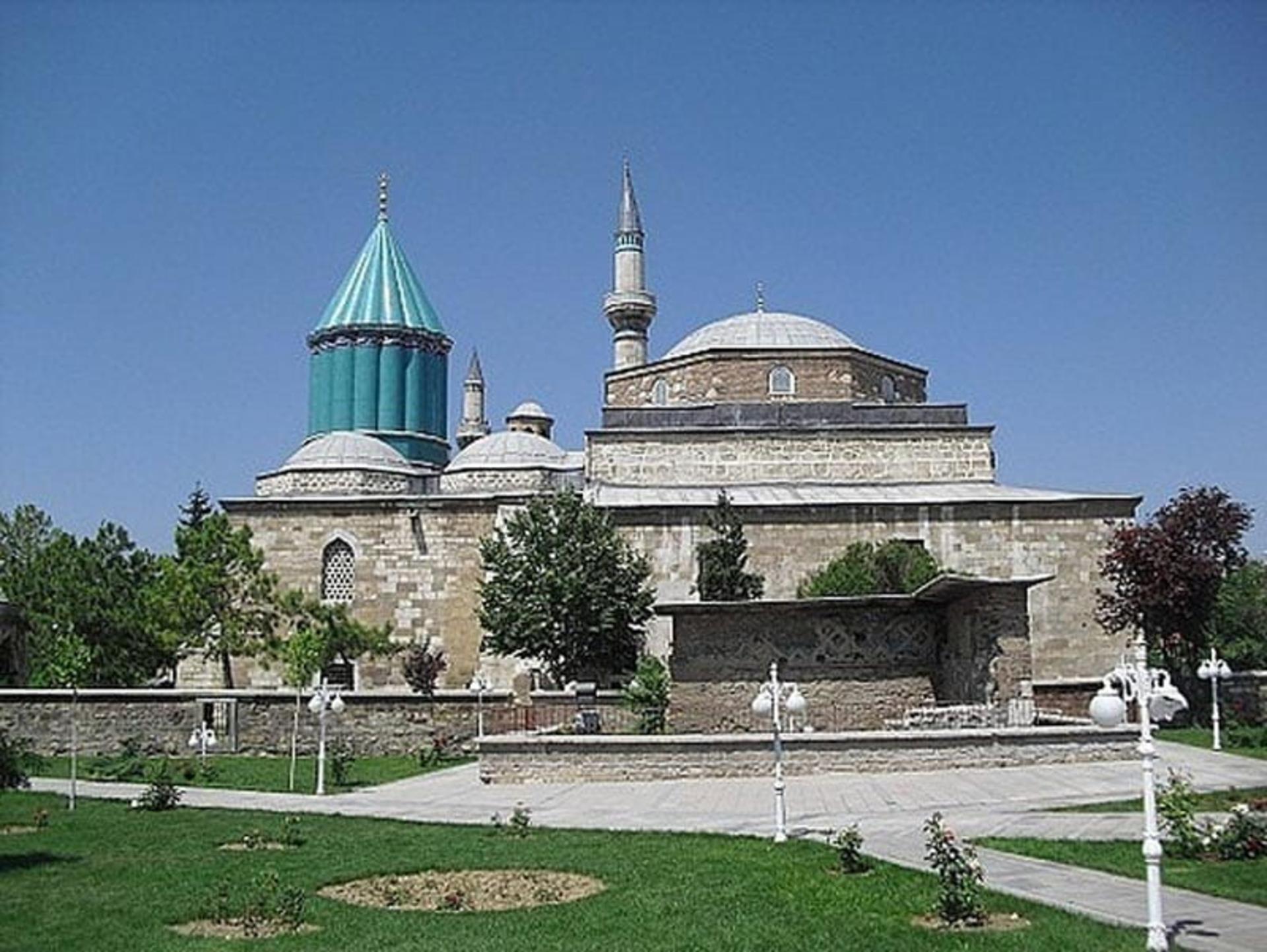 نمای بیرونی موزه مولوی خانه گالاتا با گنبدهای سفید و آبی