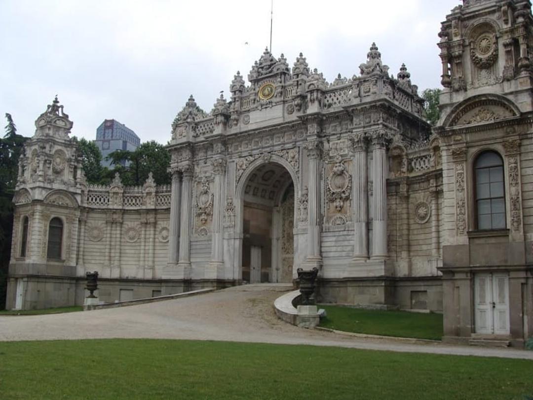 مسیر دسترسی کاخ دلما باغچه