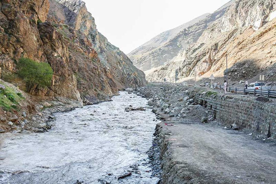 رودخانه کن در جوار دره کن زیر آفتاب