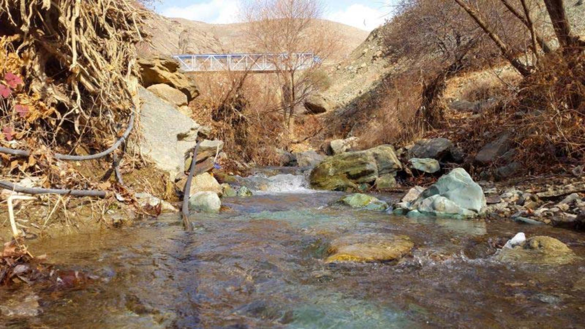 رودخانه وردیج با تخته سنگ ها