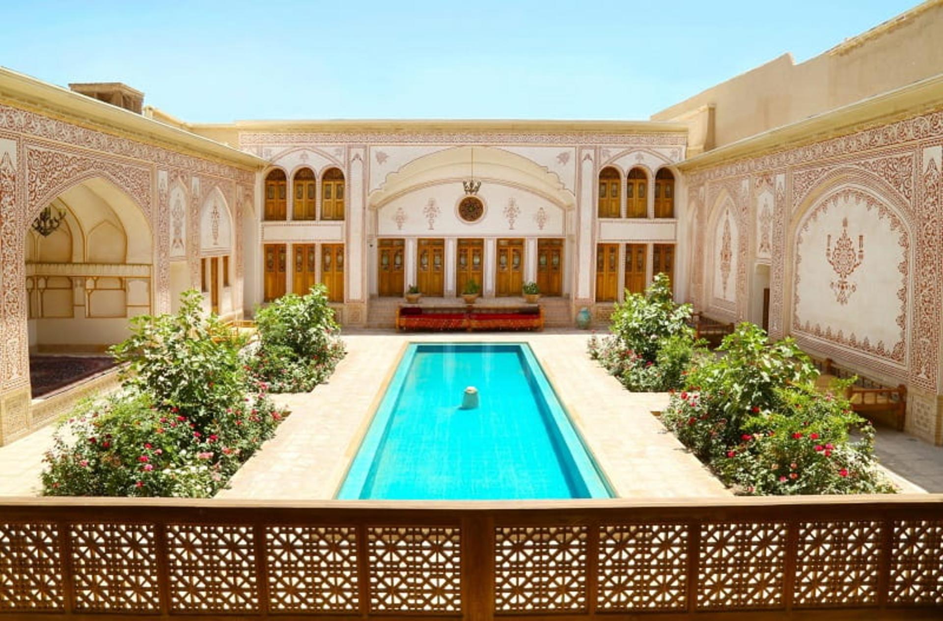 حیاط هتل مهینستان راهب