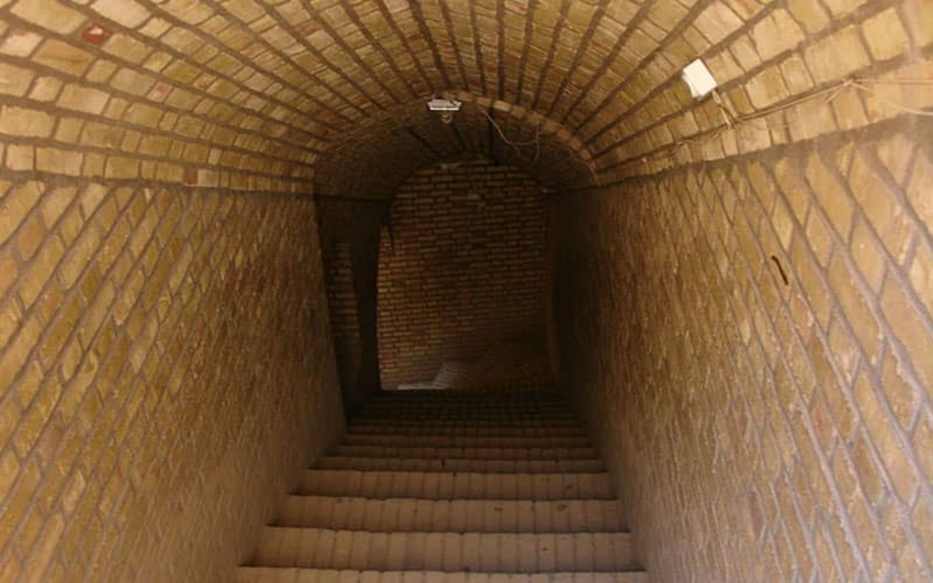 راهرویی مسقف و دارای پلکان