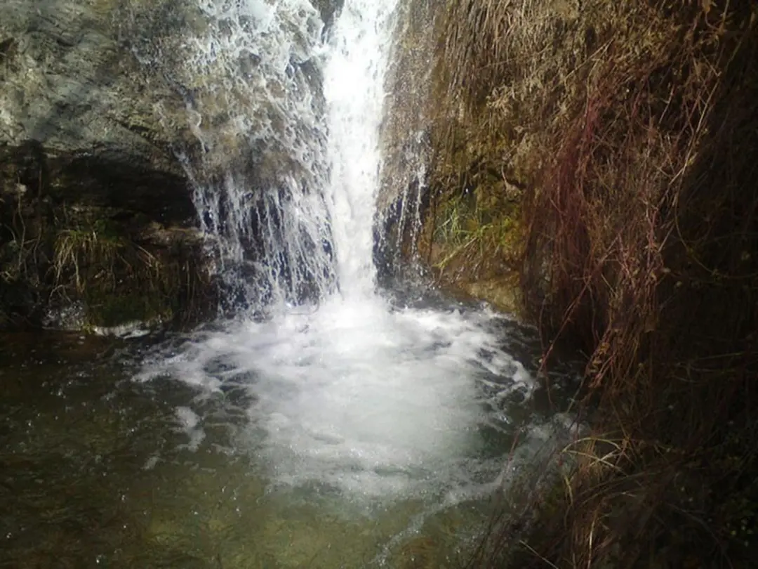 حوضچه آب در مسیر رودخانه ولنجک از نمای بالا