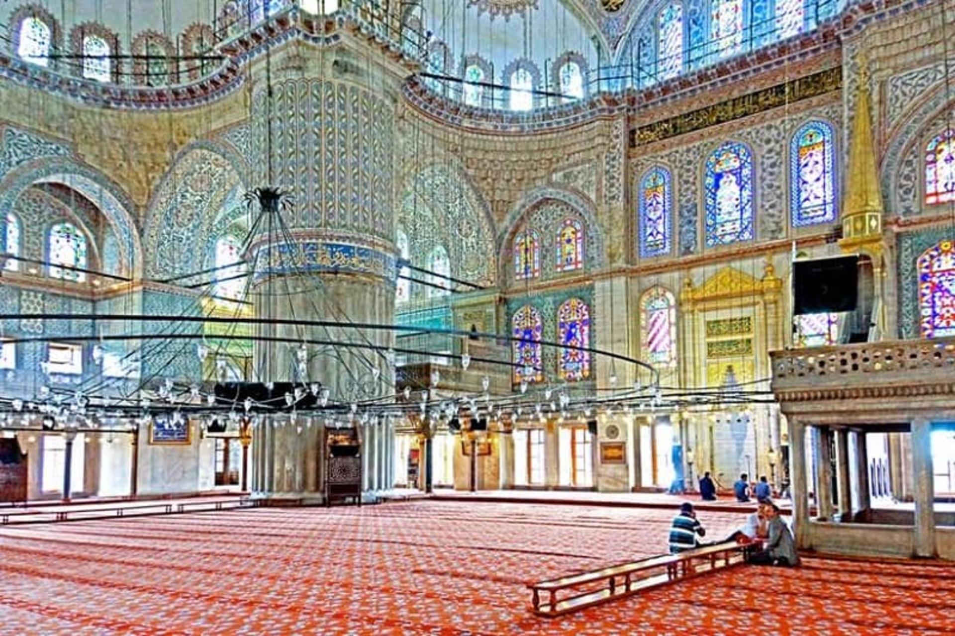 گشت و گذار در صحن مسجد آبی