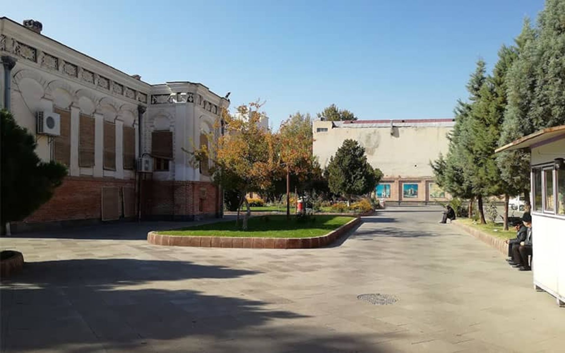 حیاطی بزرگ در کنار عمارتی باشکوه