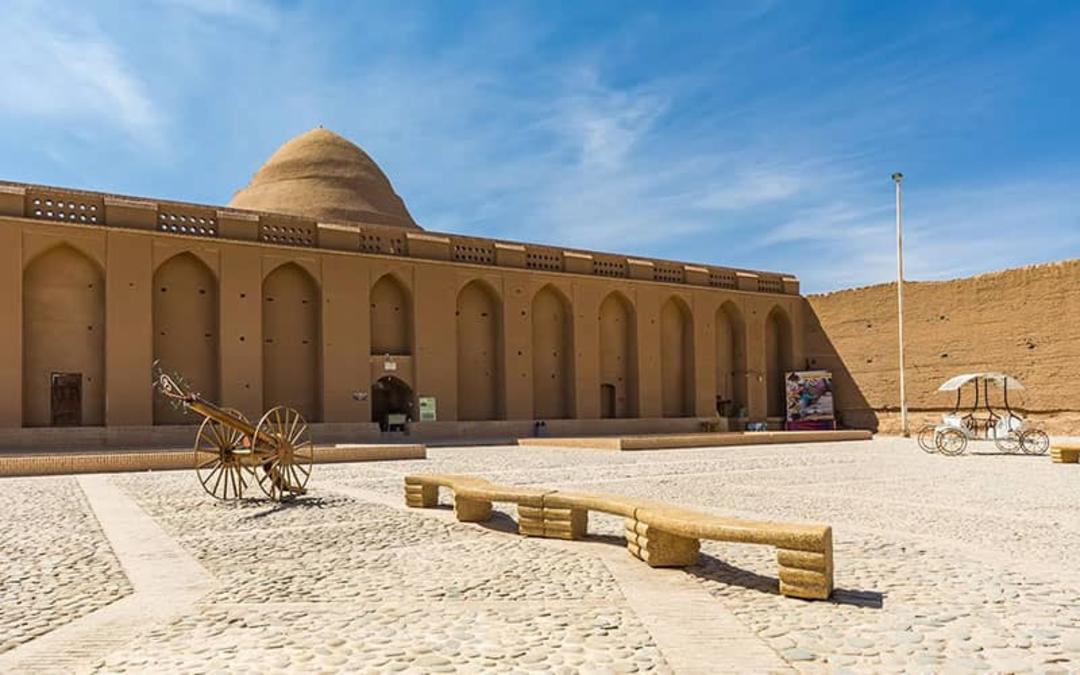  یخچال خشتی میبد در روز