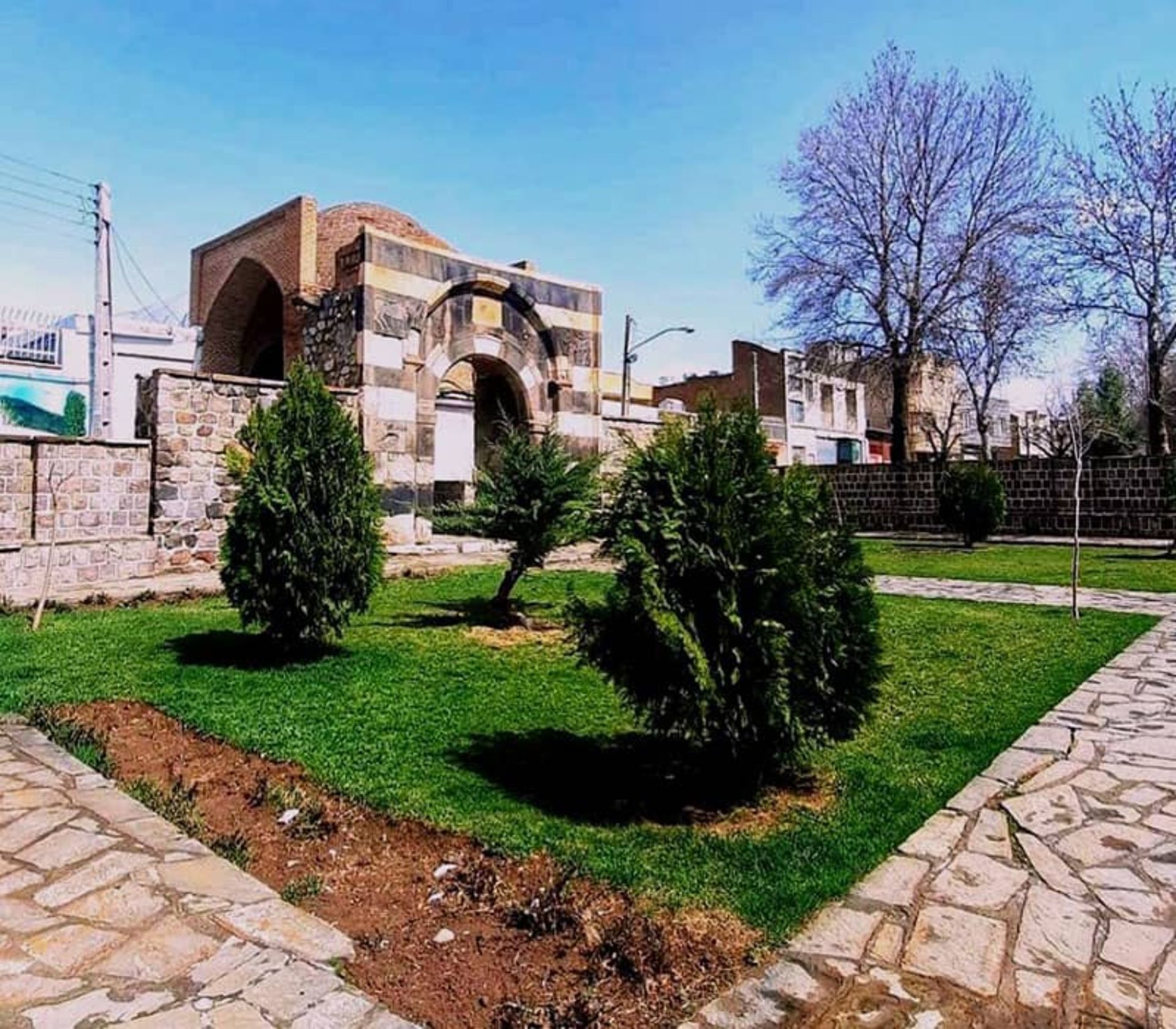 فضایی سرسبز در کنار دروازه ای سنگی