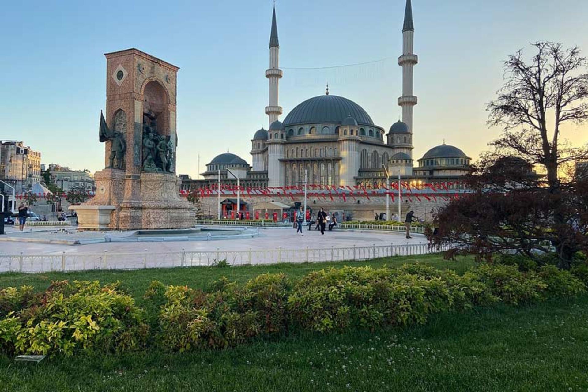 میدان تکسیم