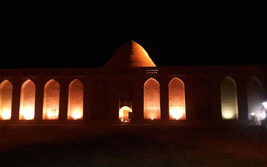  یخچال خشتی میبد در شب