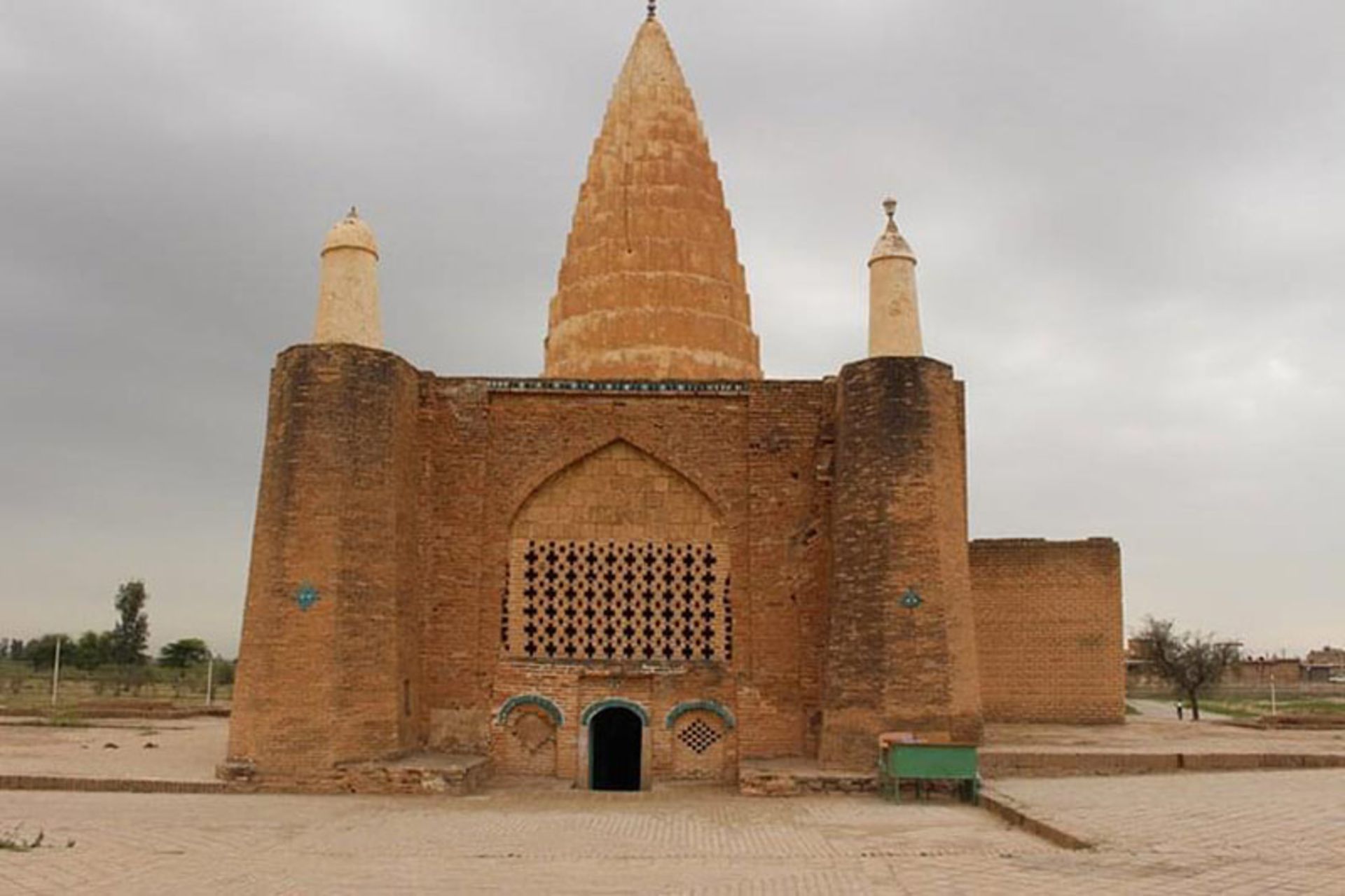آرامگاه یعقوب لیث صفاری در حوالی جندی شاپور