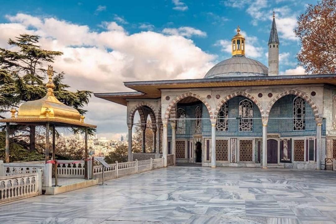 عمارت بغداد و آلاچیق‌های طلایی افطار