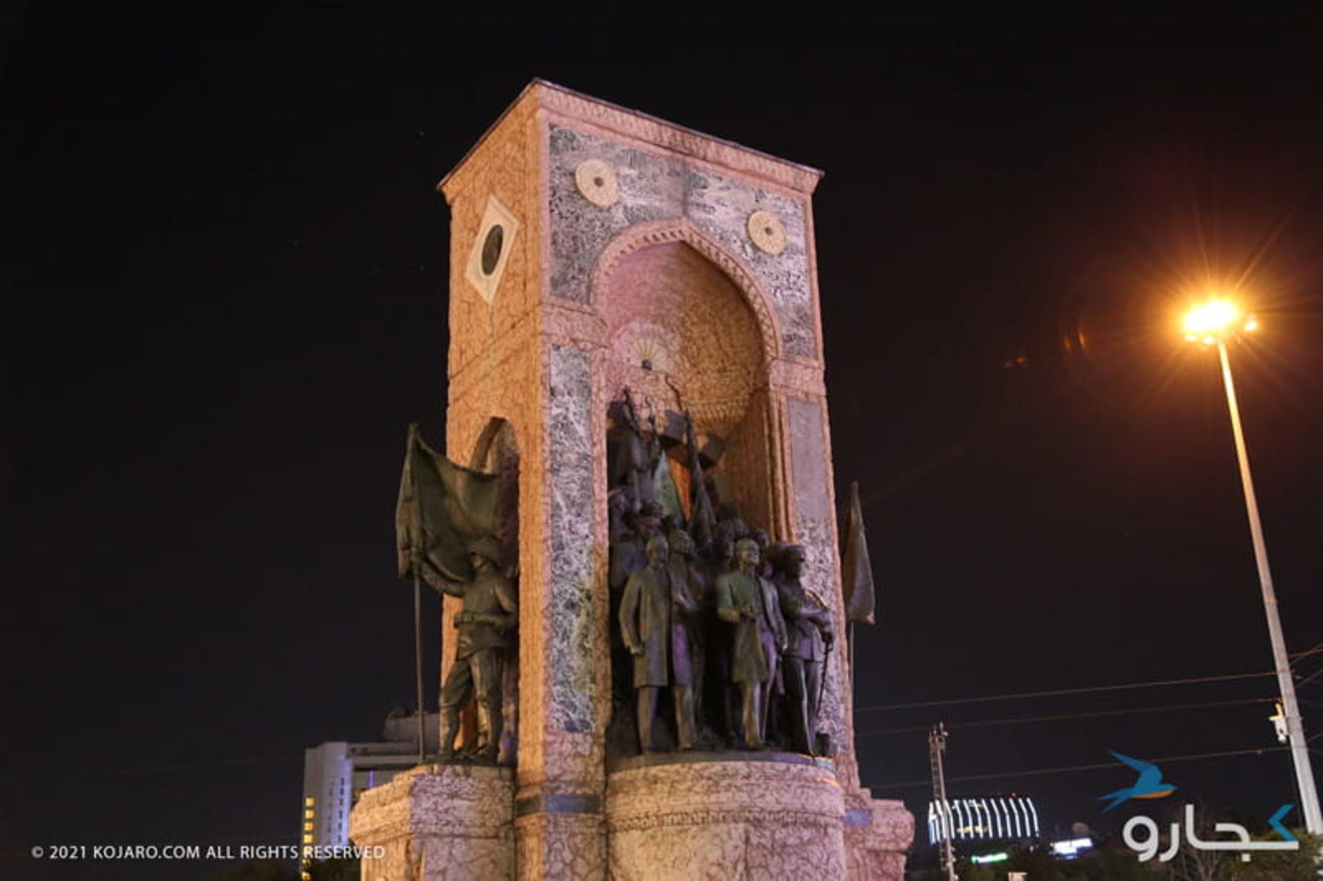 تندیس جمهوریت در میدان تکسم از نمای پایین در شب
