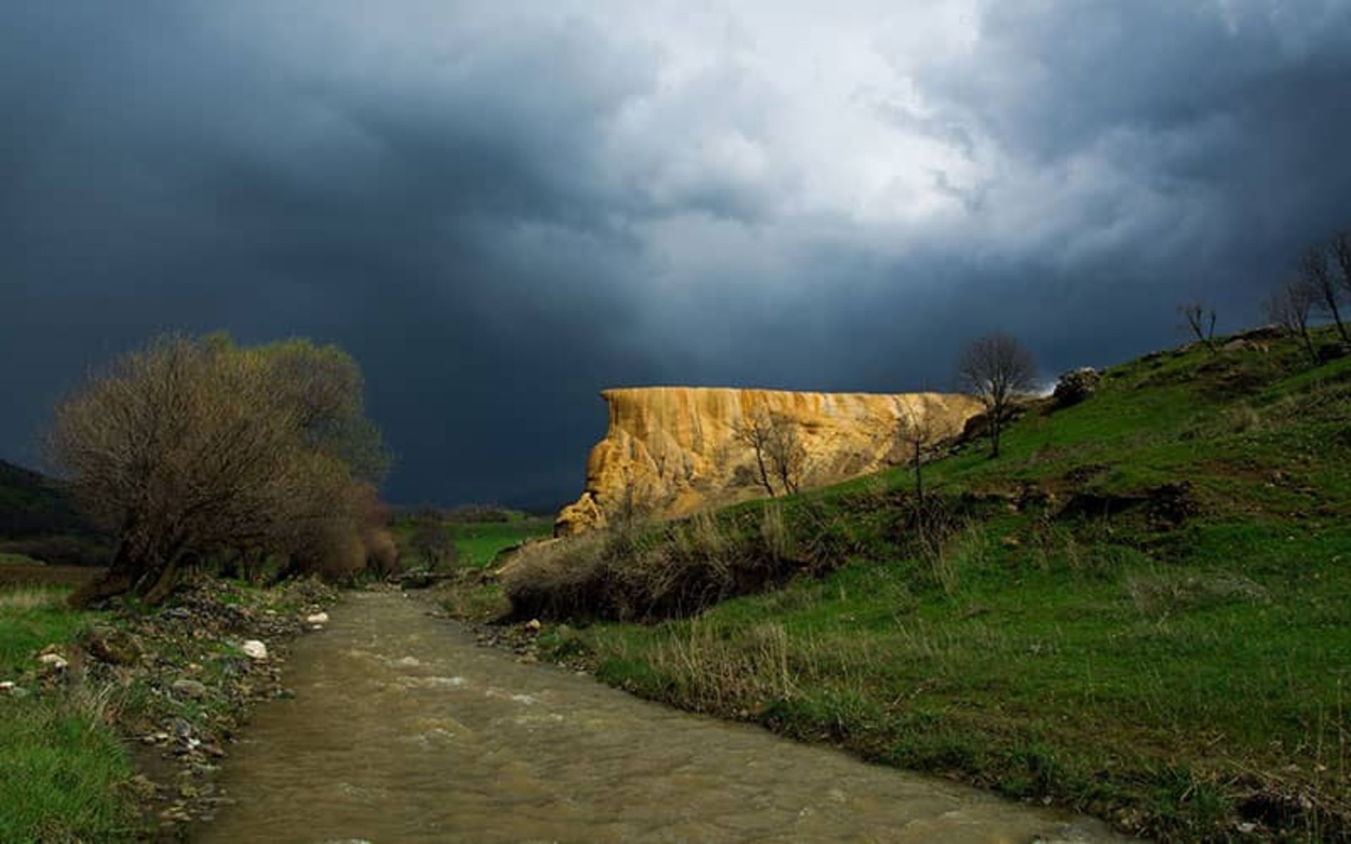 چشمه کانی گراوان