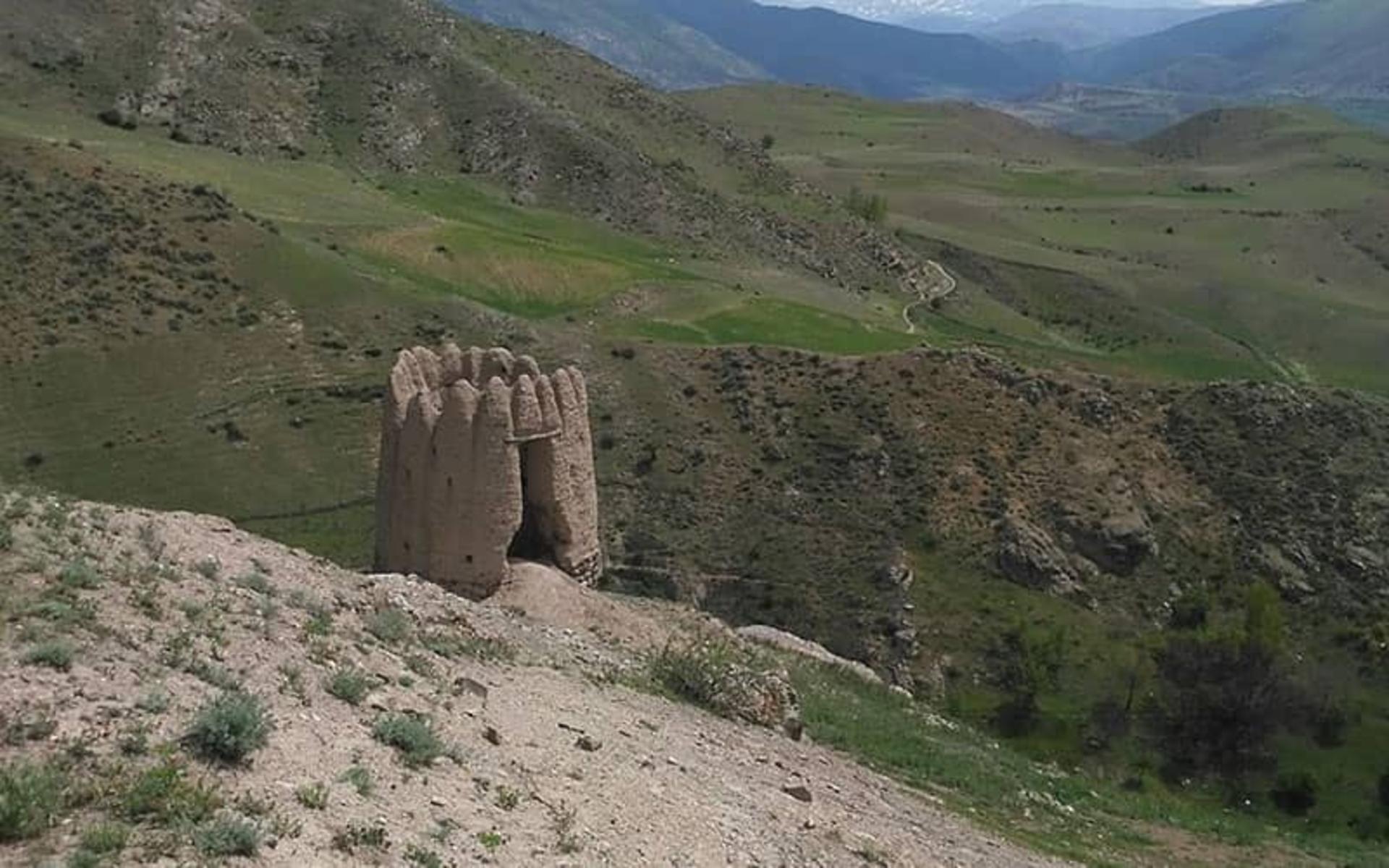 قلعه ای تاریخی بر فراز کوهستان