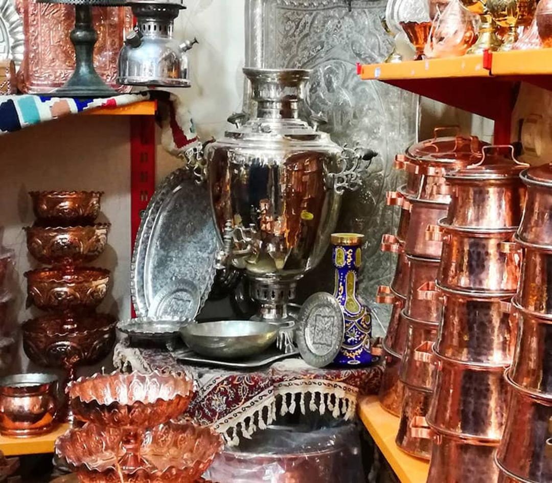مغازه مس و عتیقه فروشی در بازار بزرگ بروجرد