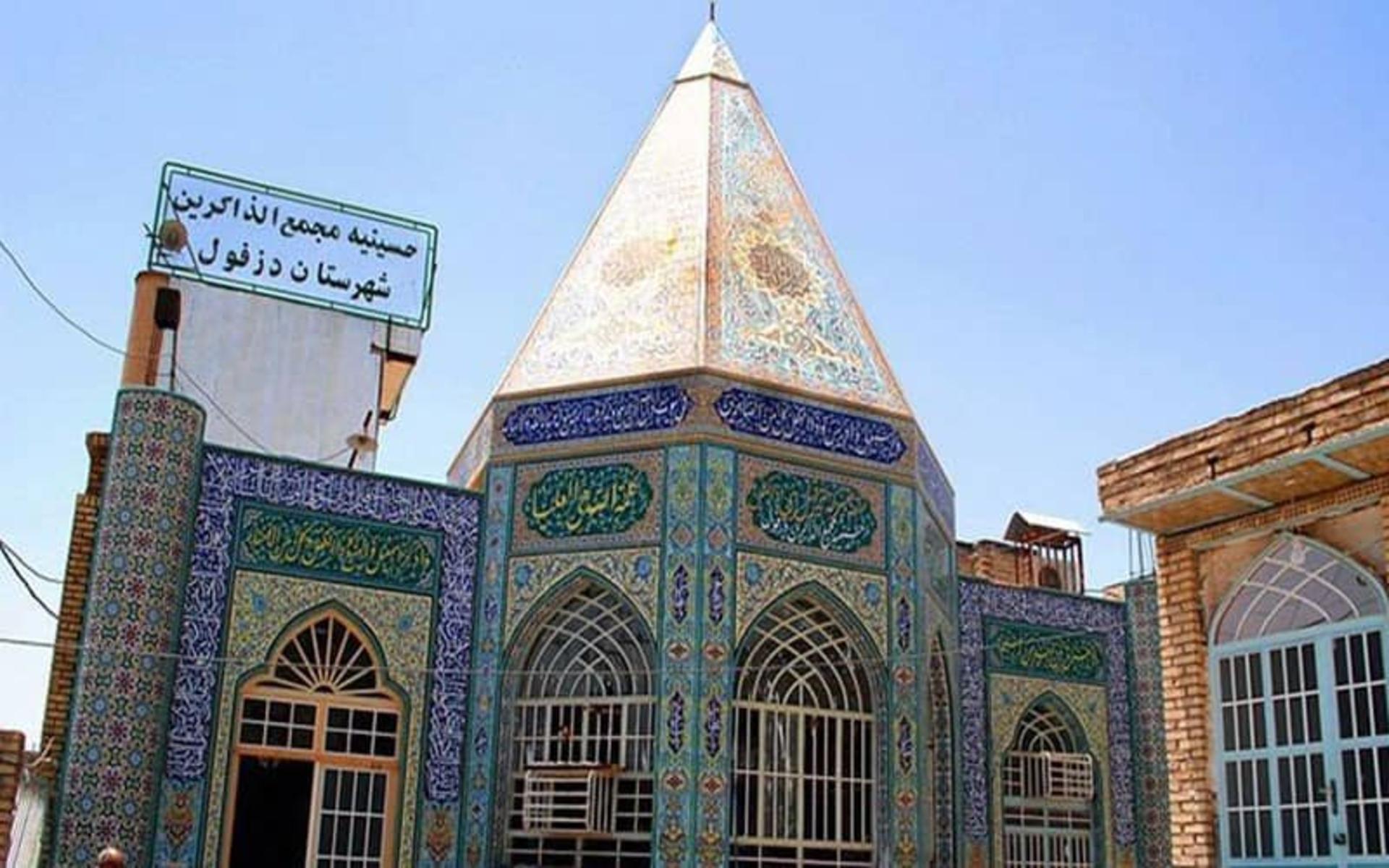 آرامگاه حزقیل نبی با گنبد هرمی و تزیینات کاشی کاری