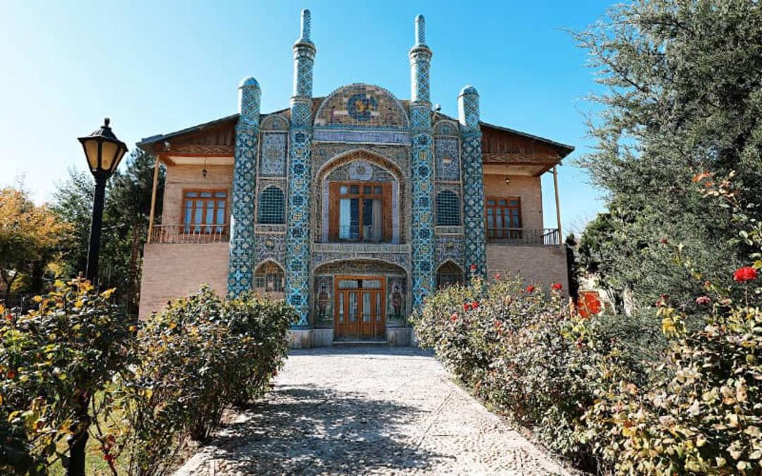 عمارت تاریخی در حیاط بزرگ آیینه خانه مفخم