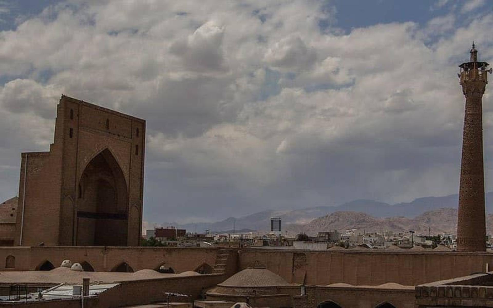 مسجد بزرگی با ایوان و مناره