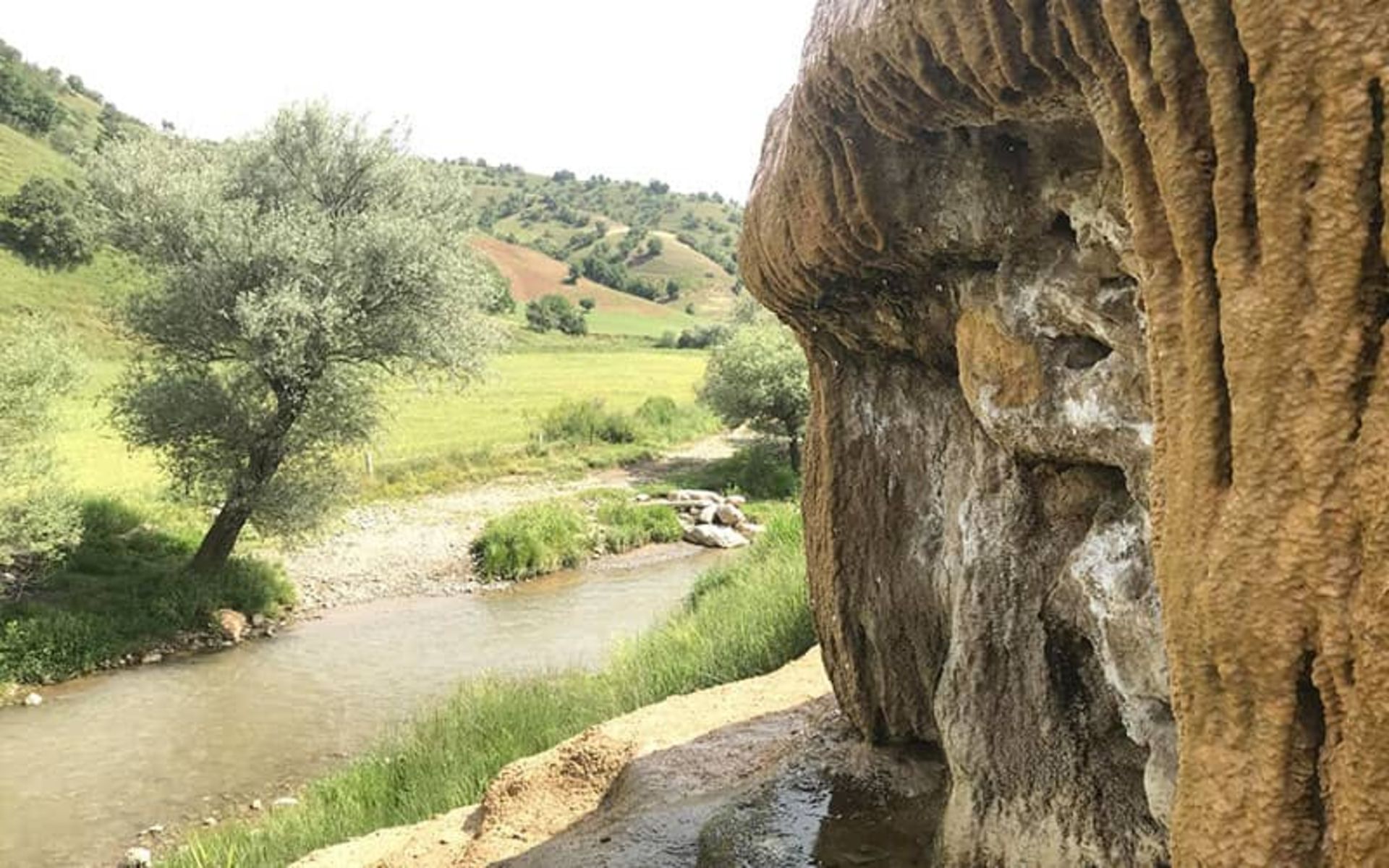 چشمه کانی گراوان