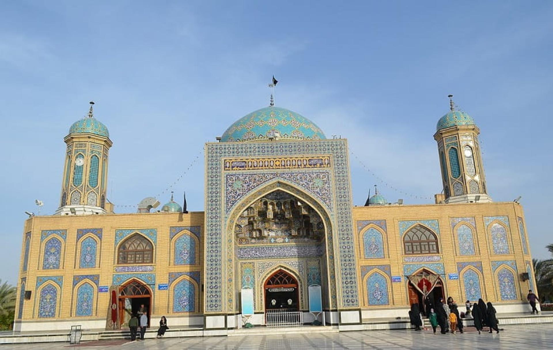 صحن امامزاده حسین بن موسی طبس