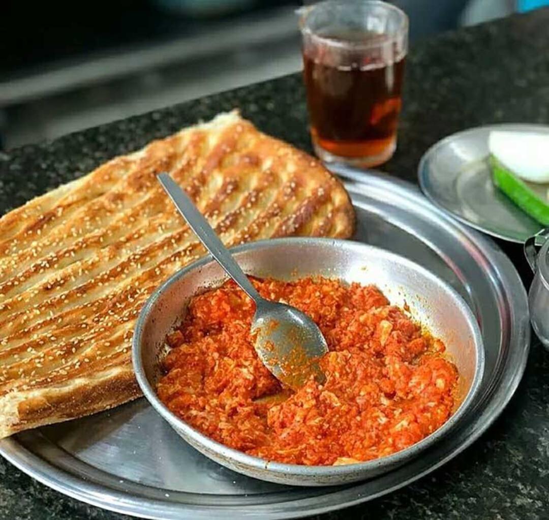 سینی املت و نان بربری صبحانه‌ سرای ولیعصر