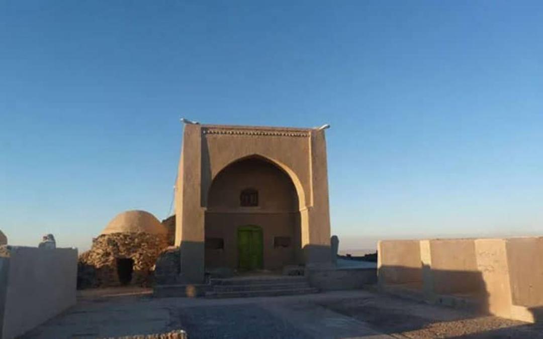 ساختمانی تاریخی با ایوانی بلند