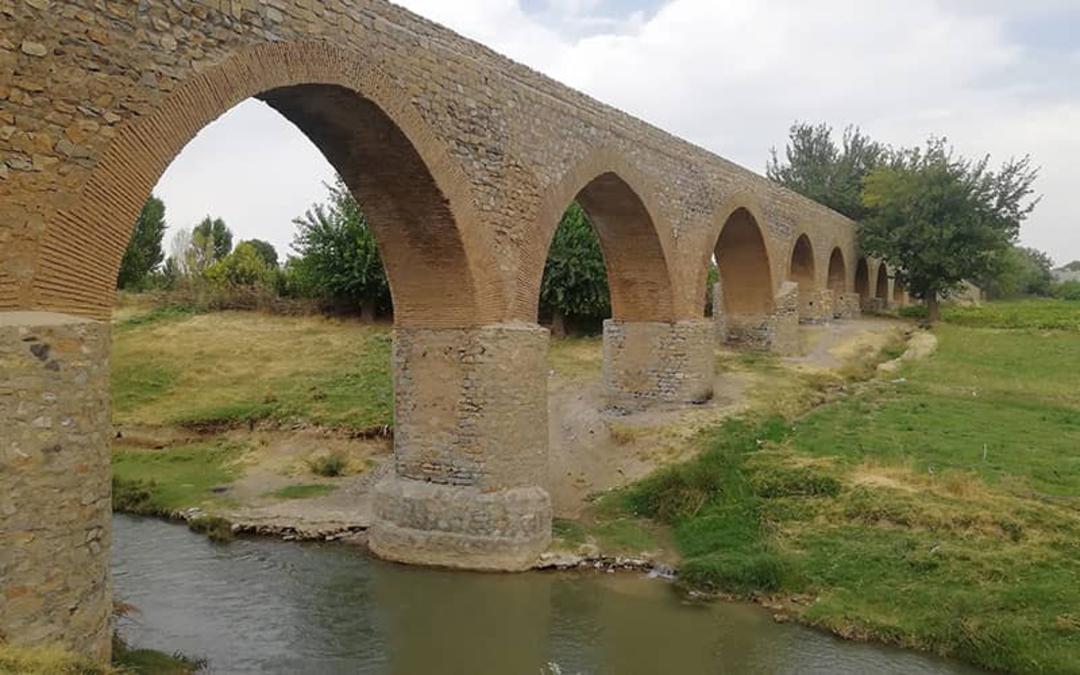 پل قلعه حاتم در دشت سرسبز حوالی بروجرد