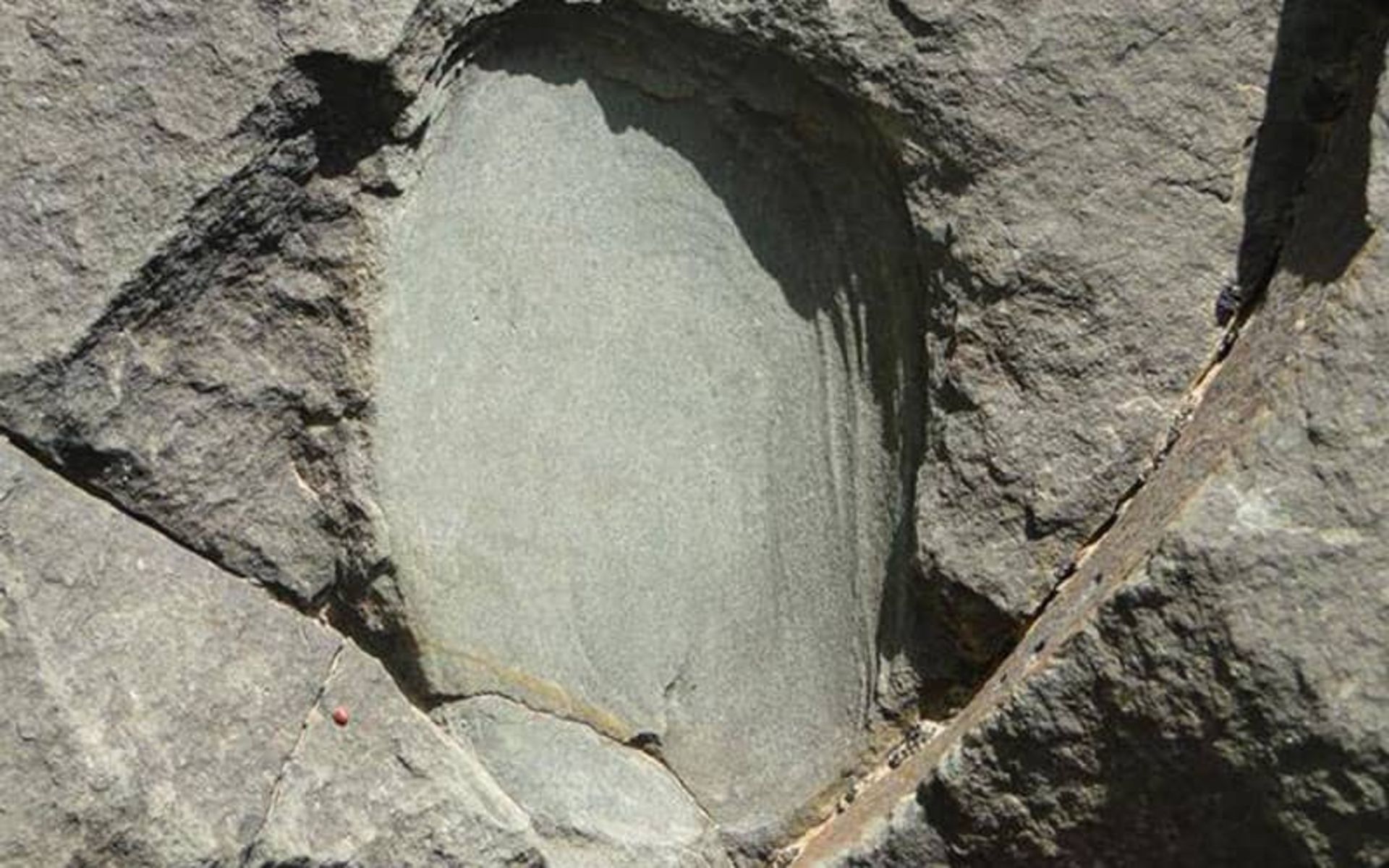حفره ای در دل سنگ