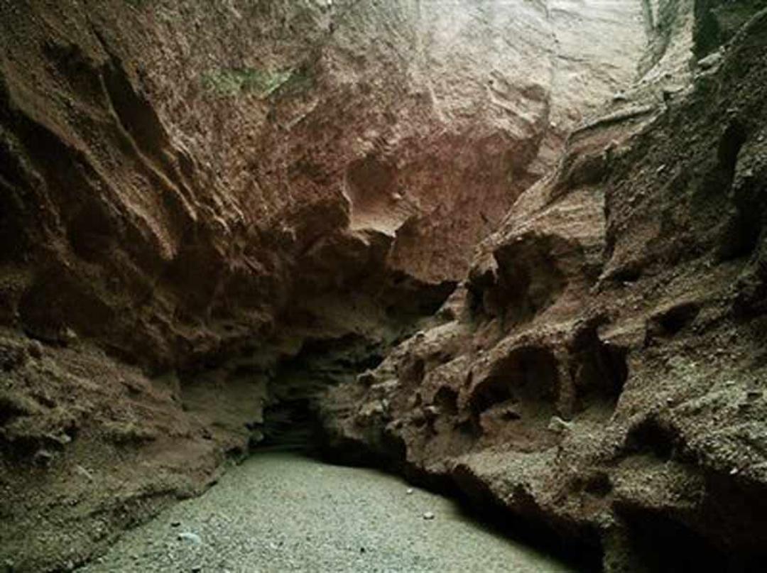 صخره های سنگی داخل غار حلوان