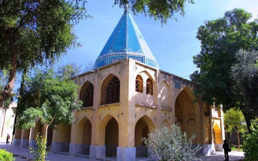 بقعه محمد بن جعفر طیار در میان باغ سرسبز