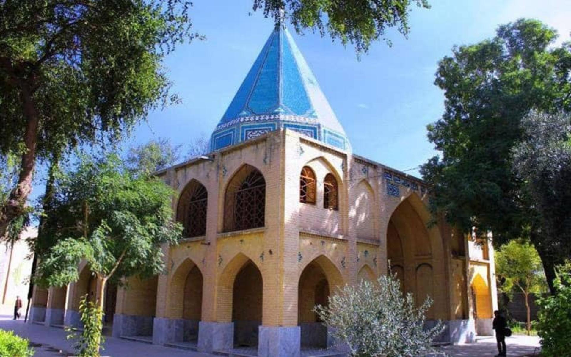 بقعه محمد بن جعفر طیار در میان باغ سرسبز