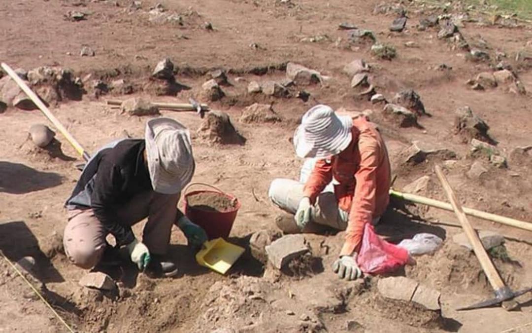 باستان شناسان در حال کاوش در منطقه ای تاریخی