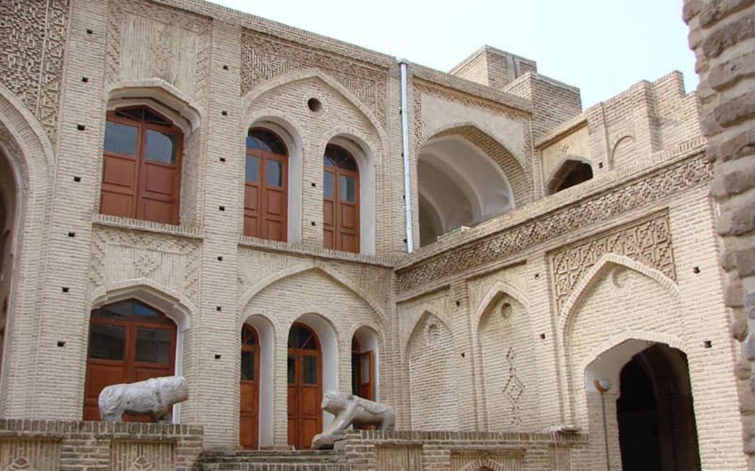 نمایی از حیاط و طبقات خانه تاریخی تیزنو