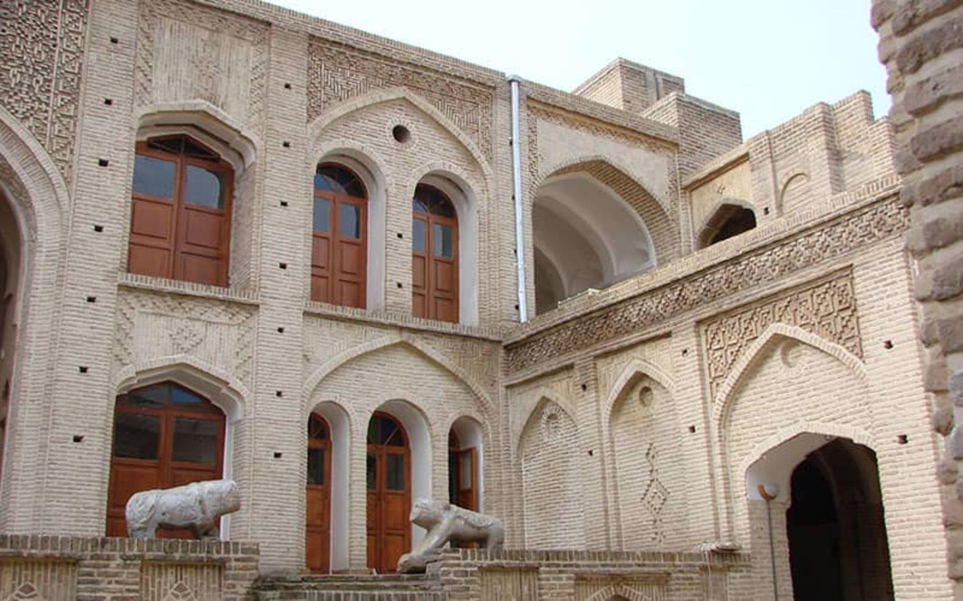 نمایی از حیاط و طبقات خانه تاریخی تیزنو