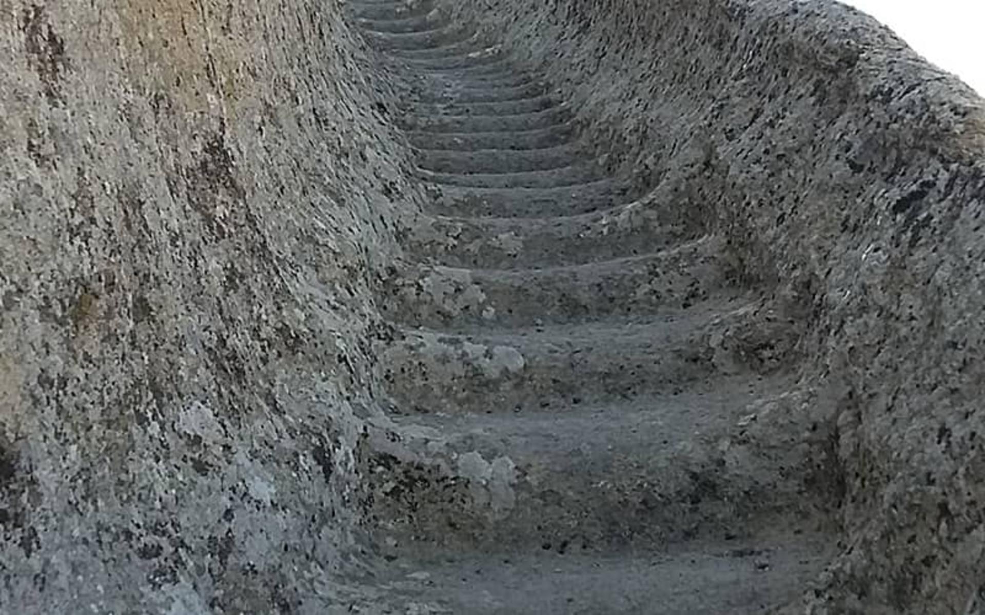 پلکان سنگی قلعه پشتاب