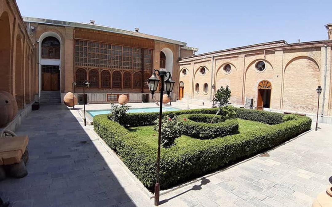 حیاط خانه و عمارت مشیر دیوان سنندج