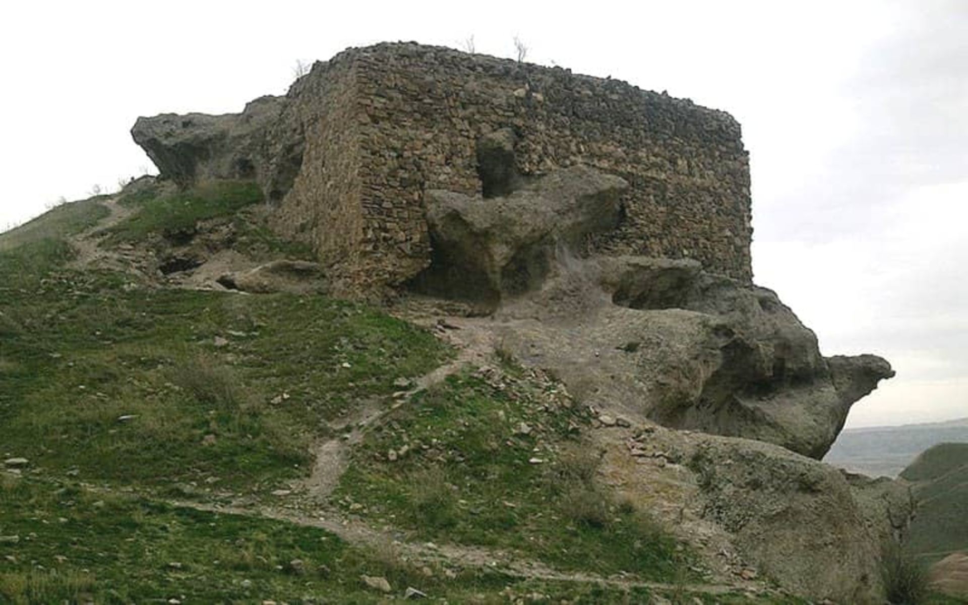 قلعه دختر میانه 