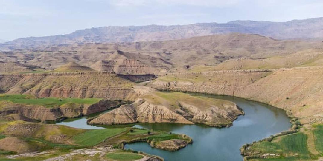 چشم انداز سرسبز از دریاچه میانه دزفول