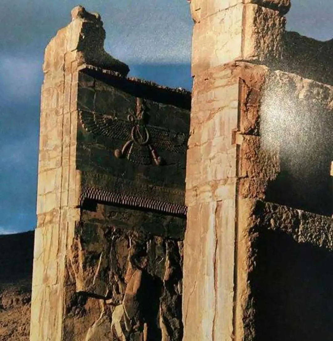 نماد فروهر در ستون‌های تخت جمشید