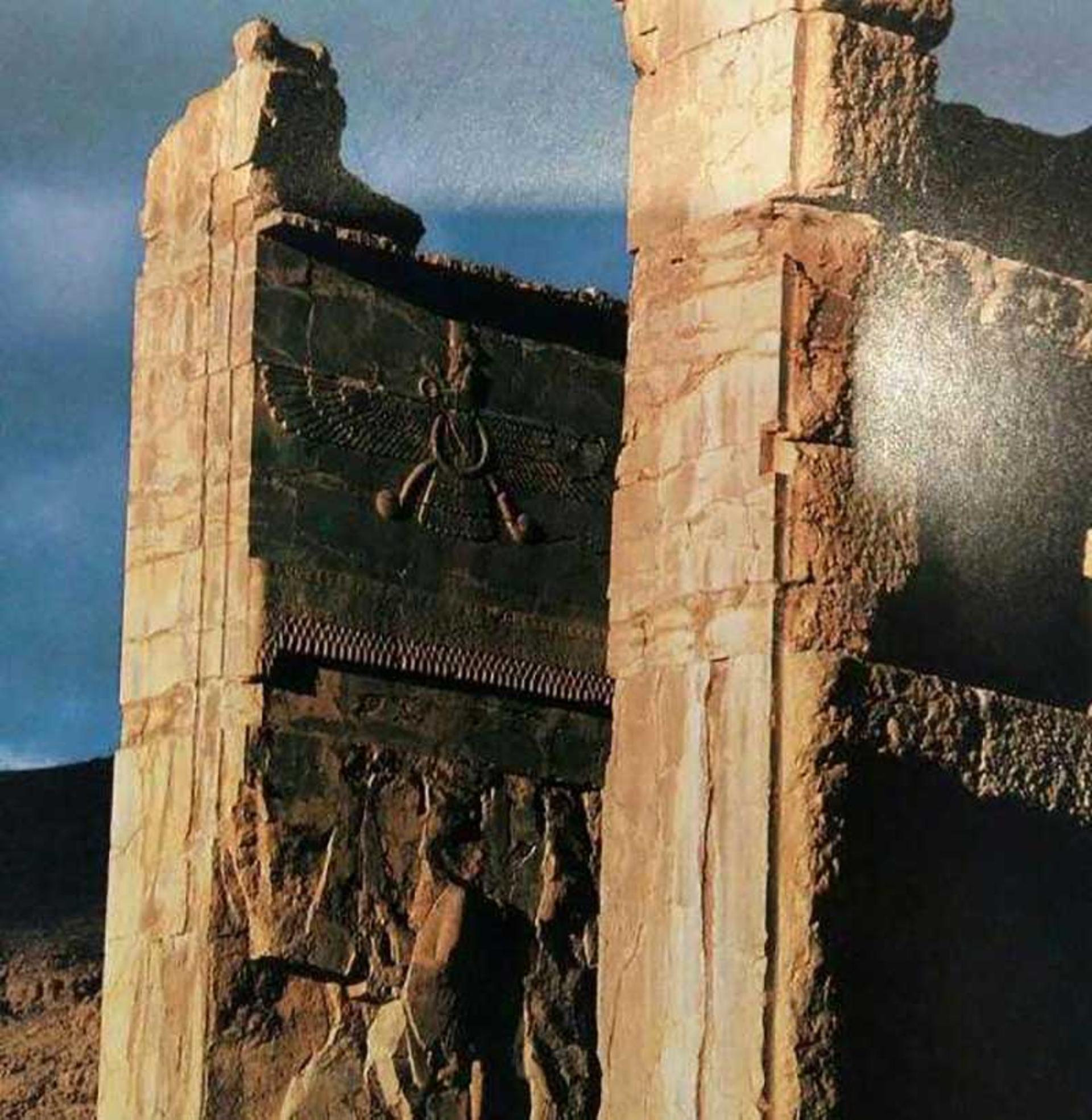 نماد فروهر در ستون‌های تخت جمشید