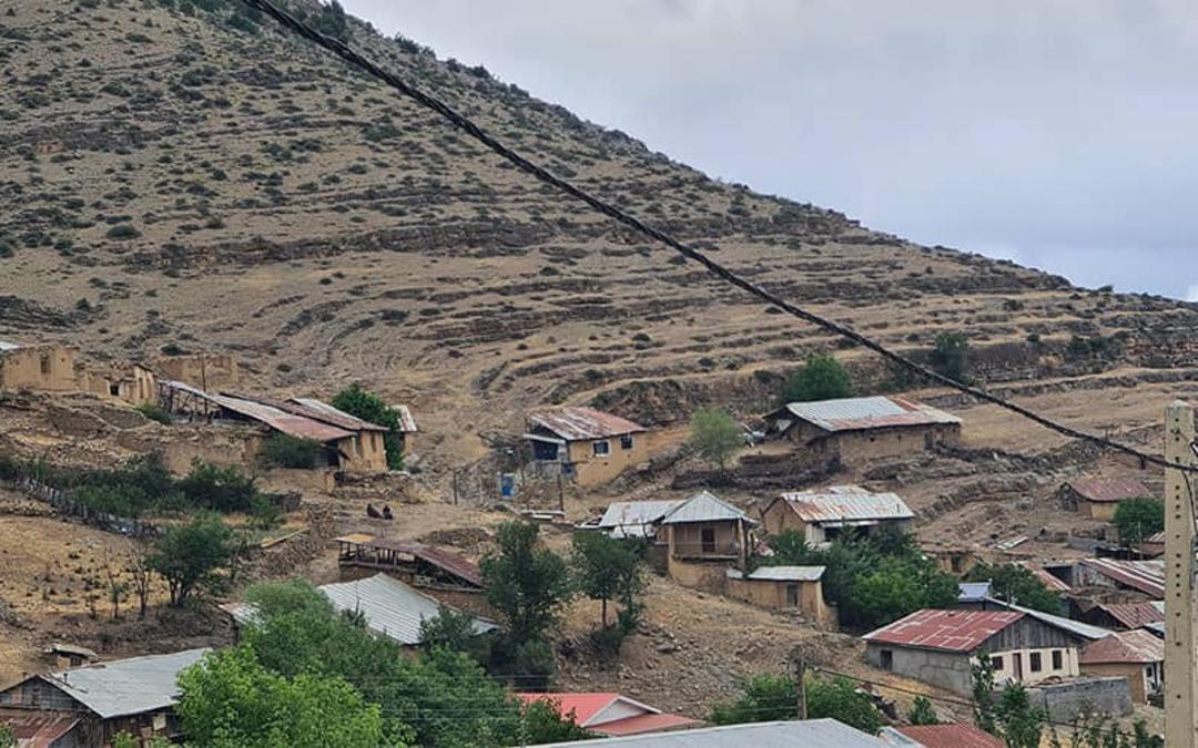 روستای انگاس در دامنه کوه