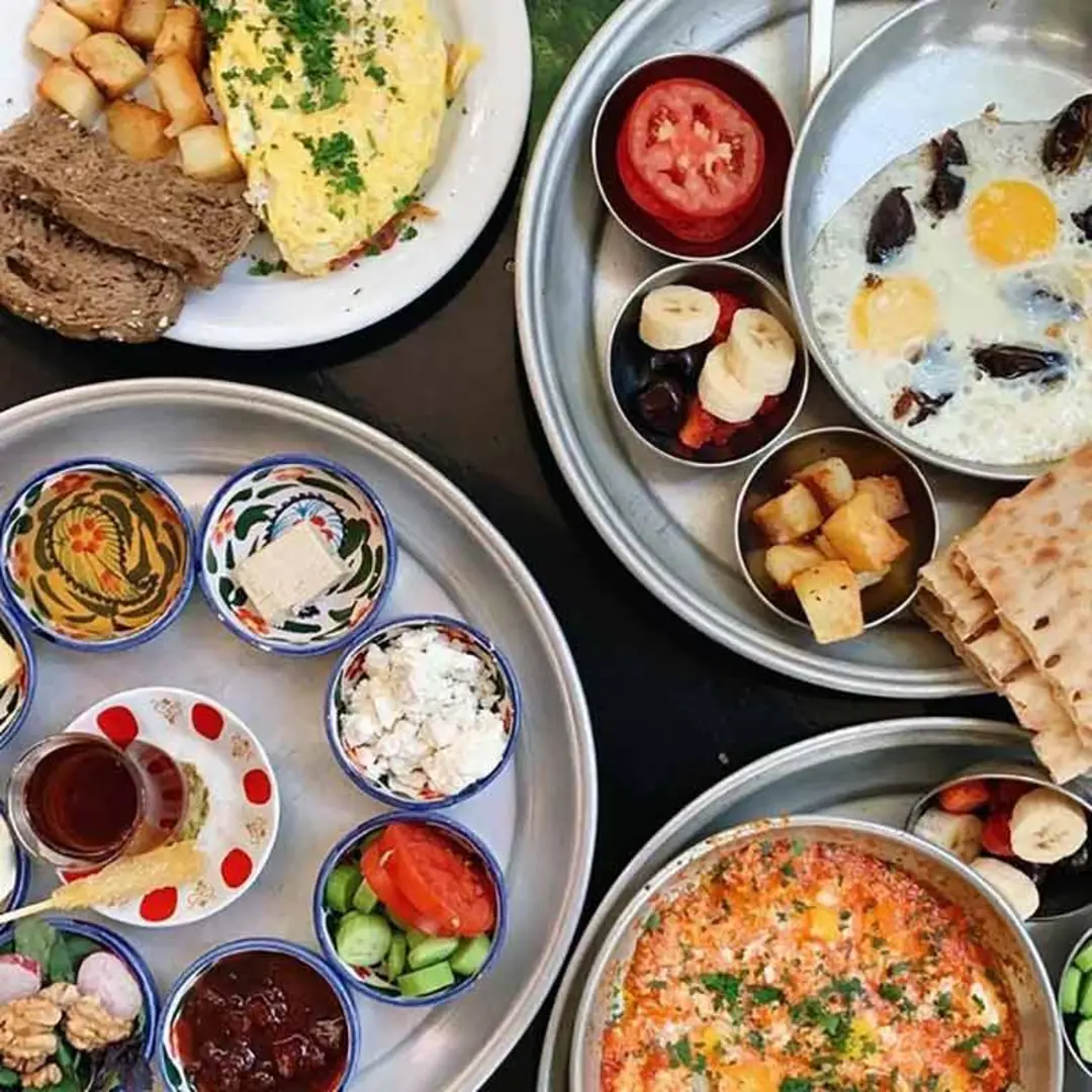 سینی های صبحانه سنتی کافه چای بار تهران