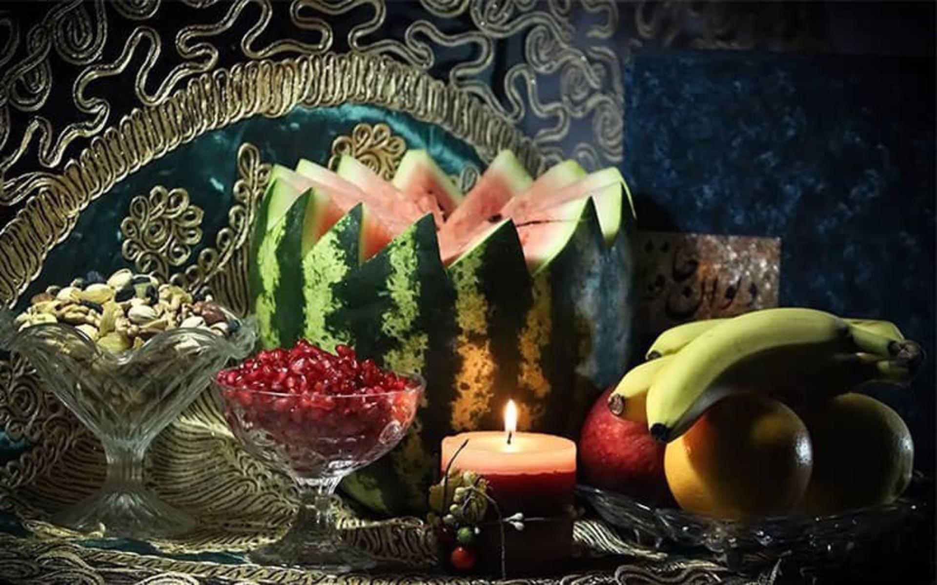 سفره زیبای یلدا با میوه های قرمز